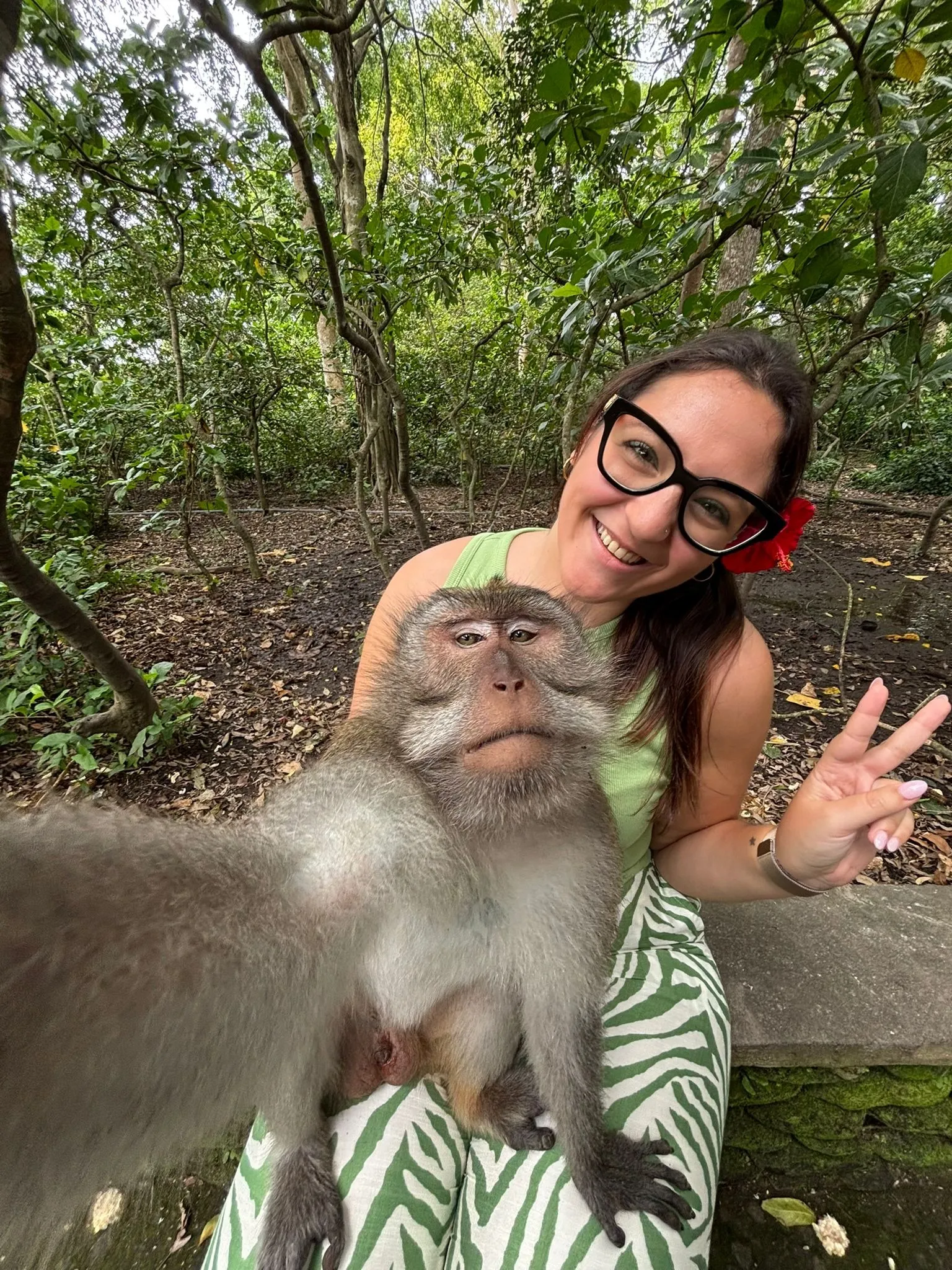 La Paula feliç amb un mico d'Ubud