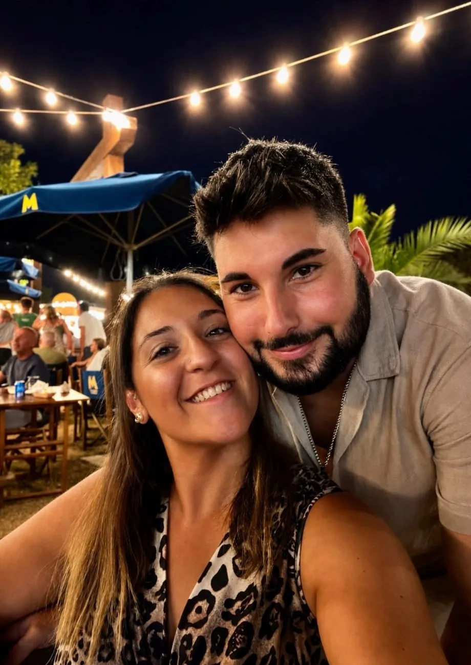 La Paula i en Roger sopant de nit sota bombetes de revetlla